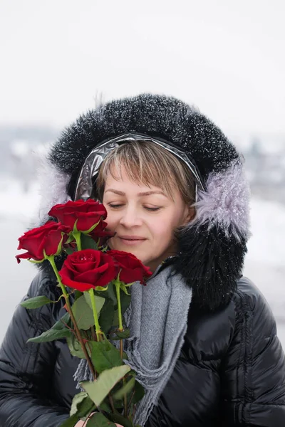 Woman Red Roses Outdoors Winter — Stock Photo, Image