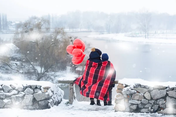 Bambini Con Palloncini Ammirano Paesaggio Mentre Sono Avvolti Una Coperta — Foto Stock