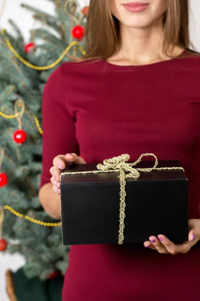 Fille Avec Des Cadeaux Sur Fond Arbre Noël — Photo