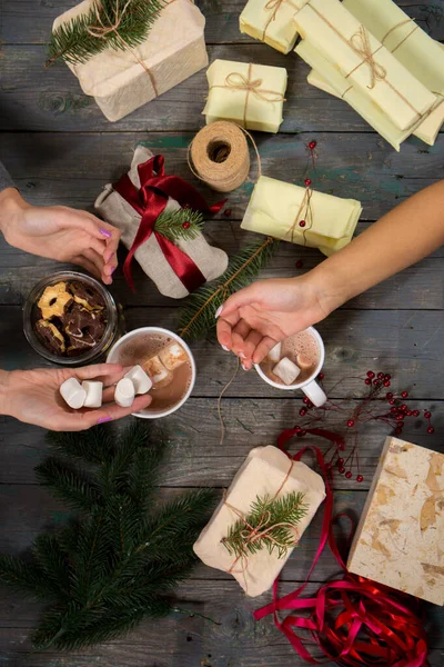 Les Filles Scellent Les Cadeaux Boivent Cacao Avec Des Guimauves — Photo