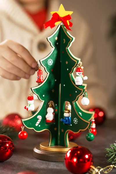 Pojke Tomte Hatt Dekorerar Trä Vintage Julgran Med Leksaker — Stockfoto