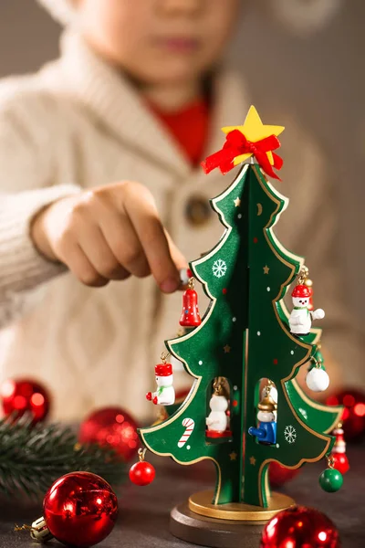 Αγόρι Καπέλο Santa Διακοσμεί Ξύλινο Vintage Χριστουγεννιάτικο Δέντρο Παιχνίδια — Φωτογραφία Αρχείου
