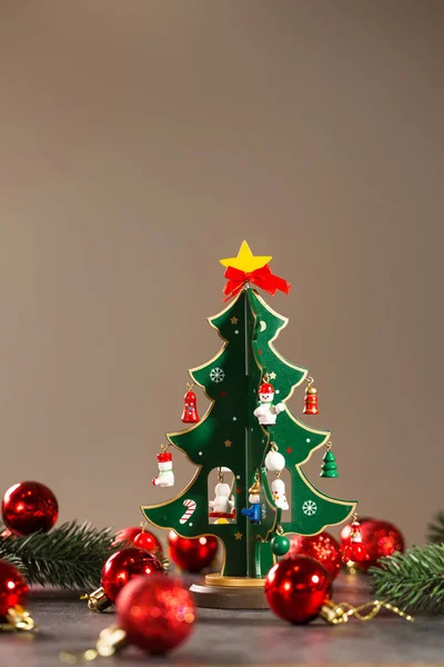 Vintage Weihnachtsbaum Aus Holz Mit Kleinen Holzspielzeugen — Stockfoto