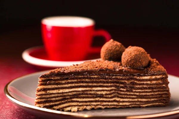 Spartak Mehrschichtschokoladenkuchen Mit Einer Tasse Kaffee Auf Dunklem Hintergrund Stockbild