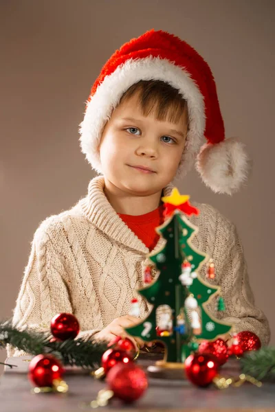 Chlapec Santa Klobouk Zdobí Dřevěné Vinobraní Vánoční Stromek Hračkami Royalty Free Stock Fotografie