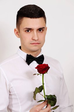 Sevgililer gününde kırmızı güllü yakışıklı genç adam.