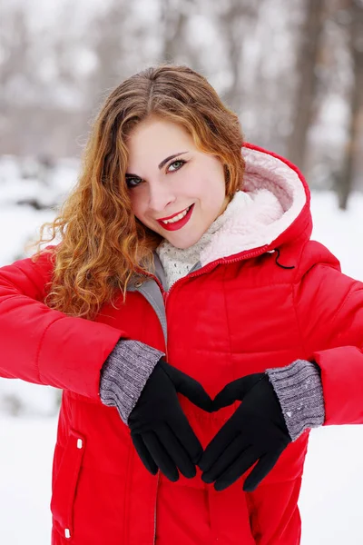 Рыжеволосая Девушка Показывает Сердце Руками День Святого Валентина — стоковое фото