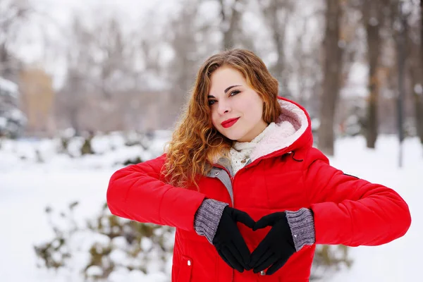 Рыжеволосая Девушка Показывает Сердце Руками День Святого Валентина — стоковое фото