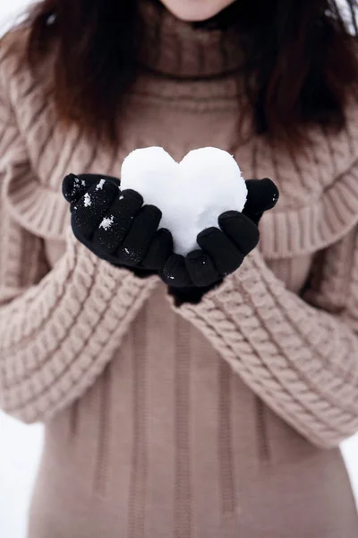 Frau Mit Einem Herz Aus Schnee Ihren Händen — Stockfoto