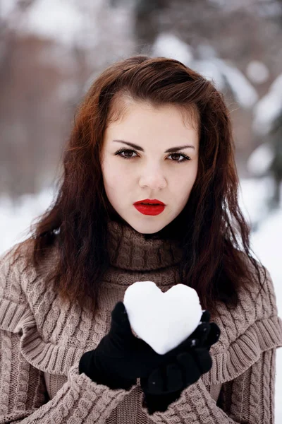 Mulher Bonita Com Coração Feito Neve Suas Mãos — Fotografia de Stock