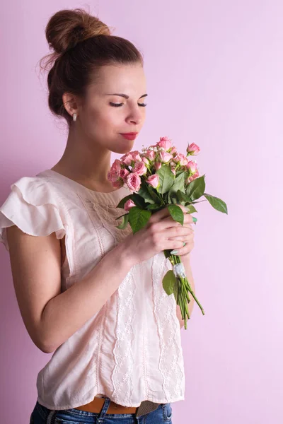 Young Beautiful Girl Sniffing Bouquet Pink Roses Valentine Day — Stock Photo, Image