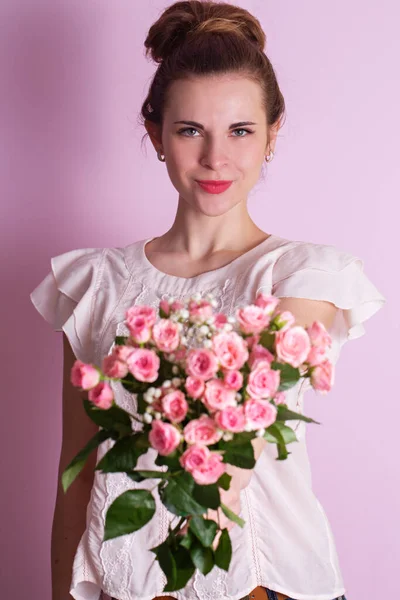 Young Beautiful Girl Gives Bouquet Flowers Valentine Day — Stock Photo, Image