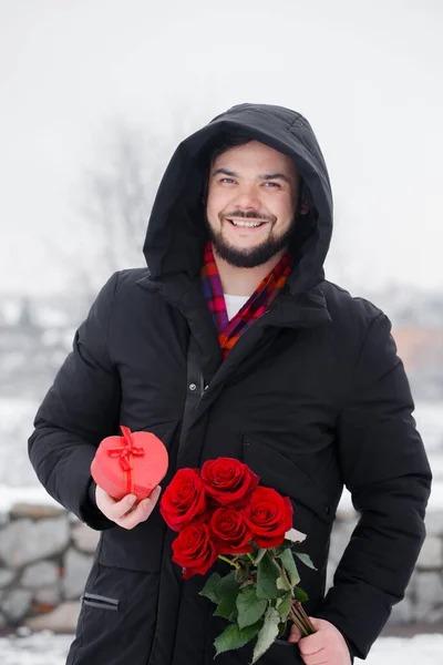 Snygg Romantisk Ung Man Med Bukett Röda Rosor Händerna — Stockfoto