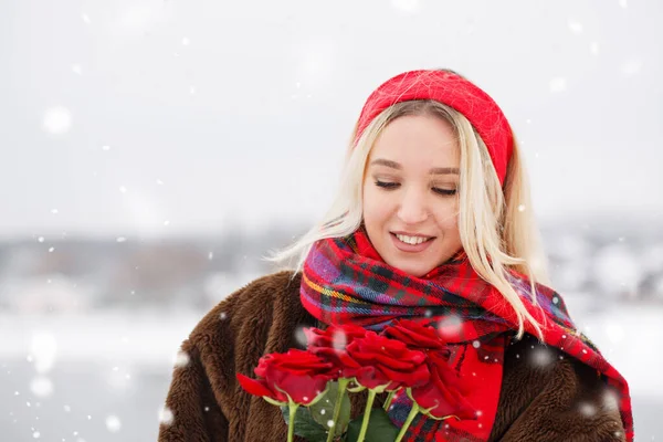 Menina Recebeu Buquê Rosas Vermelhas Como Presente Dia Dos Namorados — Fotografia de Stock