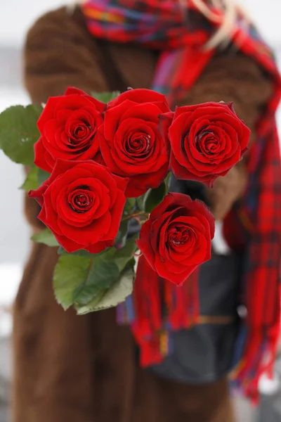 Bella Ragazza Regala Mazzo Rose Rosse Nel Giorno San Valentino — Foto Stock