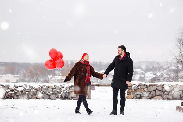 Young Handsome Guy Girl Balloons Walking Valentine Day — Stock Photo, Image