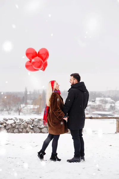 情人节那天 年轻英俊的小伙子和姑娘拿着气球散步 — 图库照片