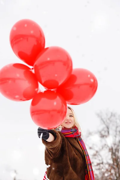 Bella Bionda Lascia Andare Palloncini Nel Giorno San Valentino — Foto Stock