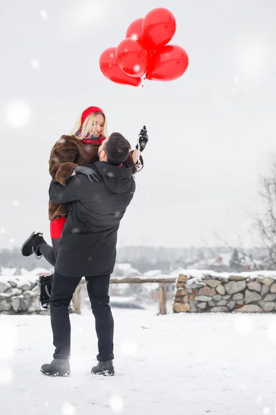 Парень Обнимает Свою Девушку День Святого Валентина — стоковое фото