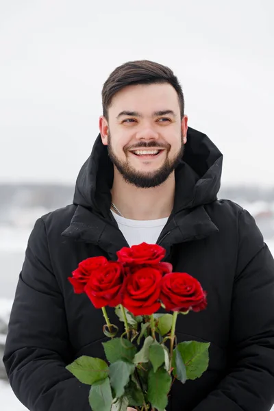 Красивий Романтичний Молодий Чоловік Букетом Червоних Троянд Руках — стокове фото