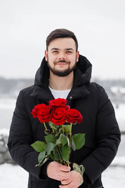 Beau Jeune Homme Romantique Avec Bouquet Roses Rouges Dans Les — Photo