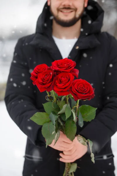 Bello Romantico Giovane Uomo Con Mazzo Rose Rosse Mano — Foto Stock