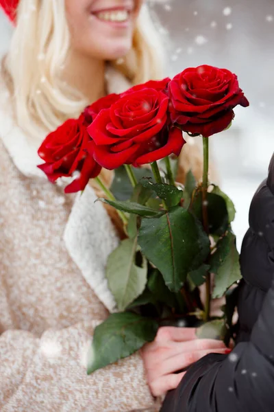 情人节 年轻英俊的小伙子送给女孩一束玫瑰花 — 图库照片