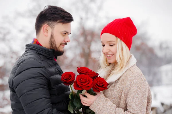 Молодой Красавчик Подарил Девушке Букет Роз День Святого Валентина — стоковое фото