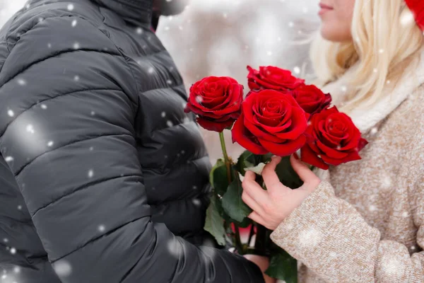 情人节 年轻英俊的小伙子送给女孩一束玫瑰花 — 图库照片