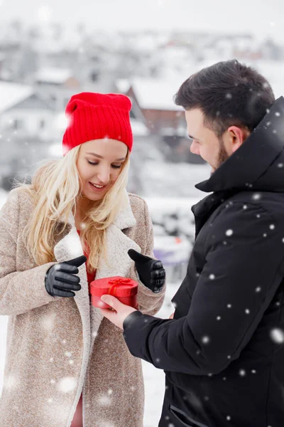 Guy Gives Girl Box Gift Valentine Day — Stock Photo, Image