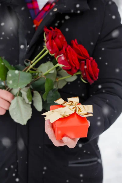 Przystojny Romantyczny Młodzieniec Bukietem Czerwonych Róż Rękach — Zdjęcie stockowe
