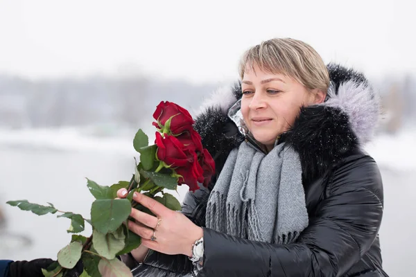 バレンタインデーに赤いバラの花束を持つ美しい女性 — ストック写真