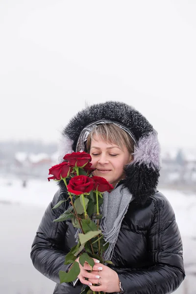 バレンタインデーに赤いバラの花束を持つ美しい女性 — ストック写真