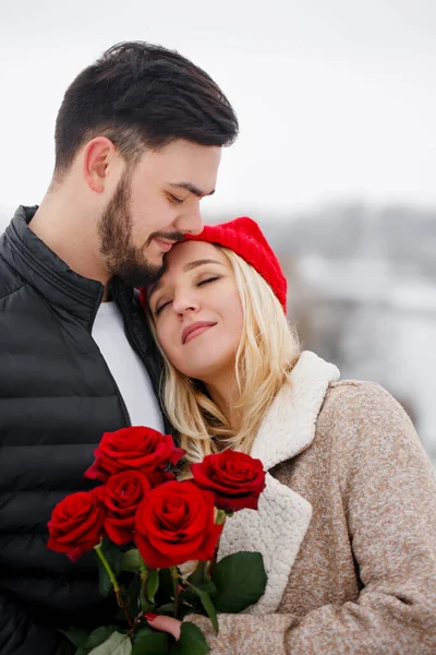 Junger Hübscher Kerl Schenkt Einem Mädchen Valentinstag Einen Strauß Rosen — Stockfoto