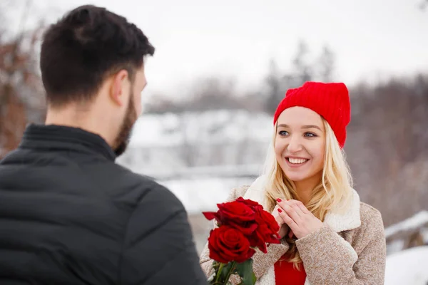 Junger Hübscher Kerl Schenkt Einem Mädchen Valentinstag Einen Strauß Rosen — Stockfoto