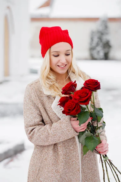 Mladá Krásná Blondýna Kyticí Rudých Růží Valentýna — Stock fotografie