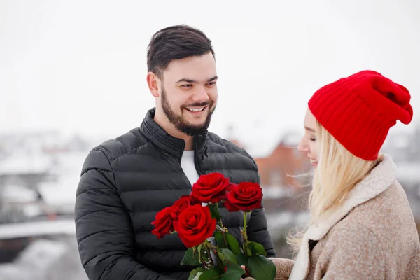 Νέος Όμορφος Άντρας Δίνει Μια Κοπέλα Ένα Μπουκέτο Τριαντάφυλλα Την Εικόνα Αρχείου