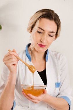 Masaj terapisti ballı anti-selülit tıbbi masaj yapıyor.