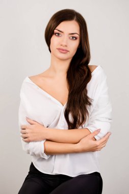 Beyaz gömlekli güzel, çekici kadın.