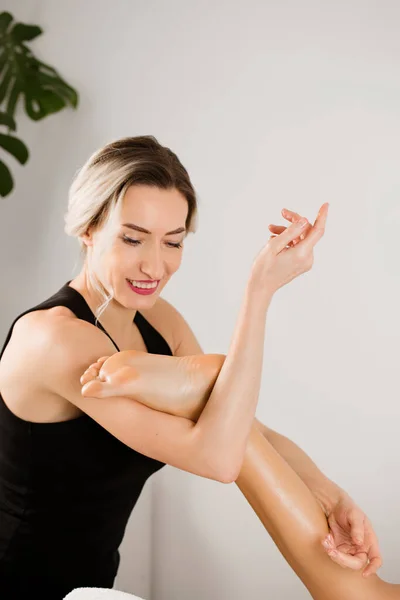 Massagem Relaxante Profissional Para Pernas Pés Limpeza Energética Uma Corrente — Fotografia de Stock