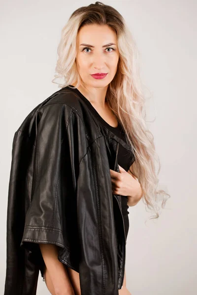 一个穿着黑色皮夹克的金发长发女的画像 — 图库照片
