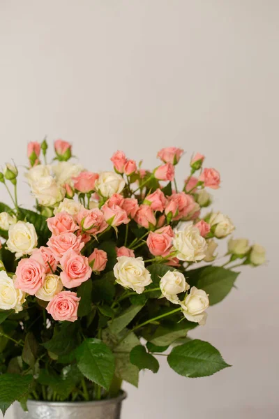 Buquê Pequenas Rosas Rosa Creme Delicadas Vaso — Fotografia de Stock
