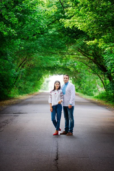 Young Couple Ukrainian National Shirts Road Tunnel Trees — Stock Photo, Image