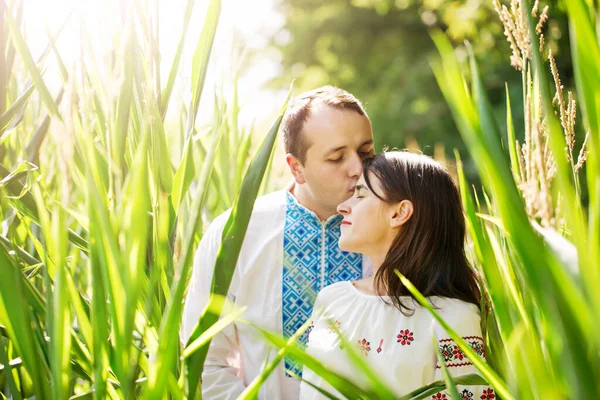 Pareja Joven Camisas Ucranianas Campo Con Maíz — Foto de Stock