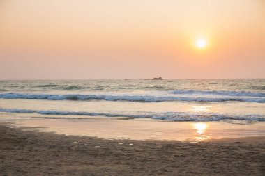 Güzel pembe gün batımı, okyanus kenarında, yaz arkaplanı.