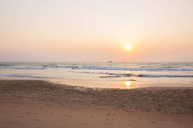 Güzel pembe gün batımı, okyanus kenarında, yaz arkaplanı.