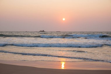 Güzel pembe gün batımı, okyanus kenarında, yaz arkaplanı.