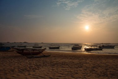 Günbatımında okyanustaki eski tekneler, yaz arkaplanı