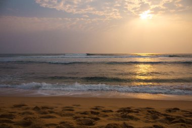 Güzel pembe gün batımı azgın okyanusun yanında, yaz arkaplanı