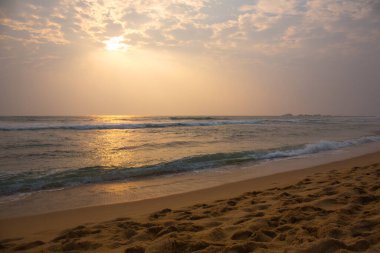 Güzel pembe gün batımı azgın okyanusun yanında, yaz arkaplanı